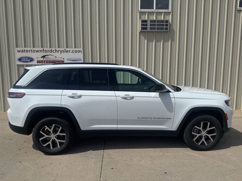 Used 2025 Jeep Grand Cherokee Limited w/ Luxury Tech Group II AWD/4WD image 1