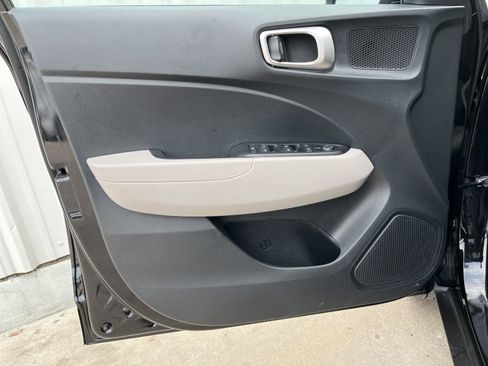 Used 2025 Hyundai Venue SEL FWD image 9