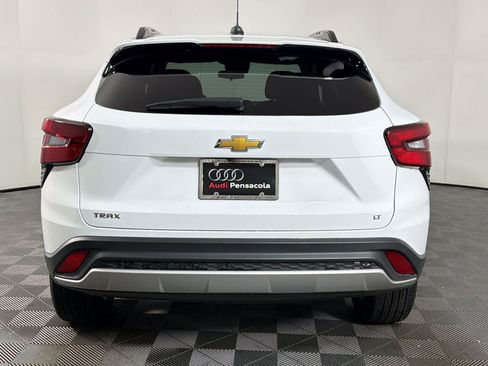 Used 2025 Chevrolet Trax LT w/ LT Convenience Package FWD image 8