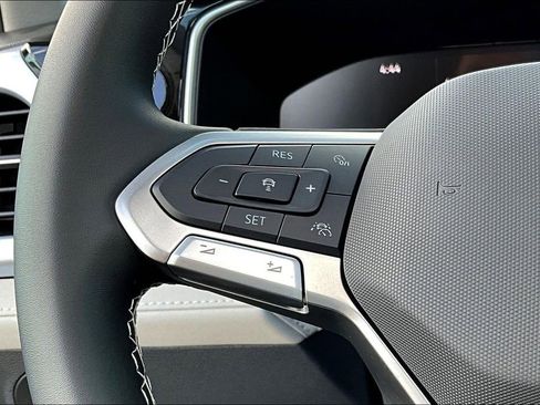 New 2026 Volkswagen Taos SE image 9