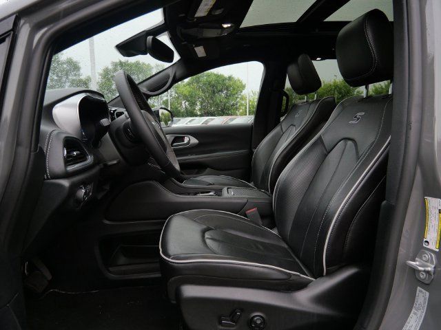Used 2025 Chrysler Pacifica Limited FWD image 15