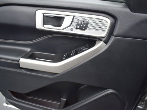 Used 2022 Ford Explorer Limited image 11