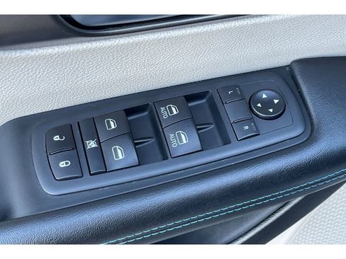 Used 2021 Chrysler Pacifica Touring w/ Uconnect Theater Family Group image 12