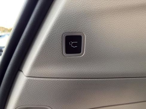 Used 2023 Chrysler Pacifica Touring-L image 13