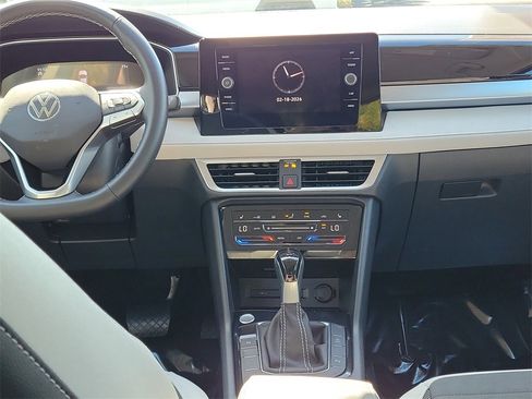 Certified 2025 Volkswagen Taos SE image 15