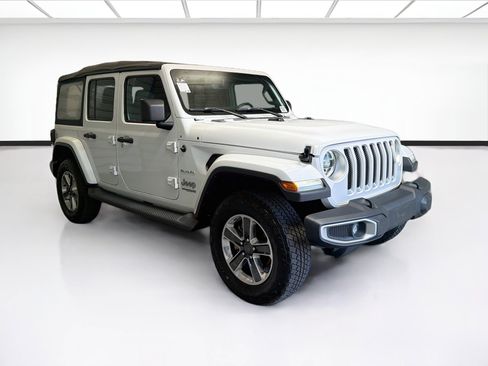 Used 2018 Jeep Wrangler Unlimited Sahara AWD/4WD image 3