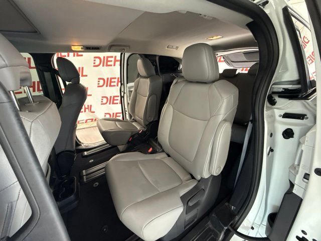 Used 2025 Toyota Sienna XLE w/ XLE Plus Package FWD image 48