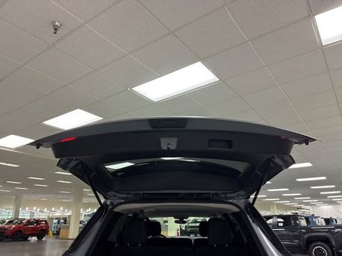 Used 2021 Chevrolet Traverse LS FWD image 11