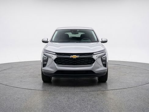 Used 2025 Chevrolet Trax LT FWD image 2