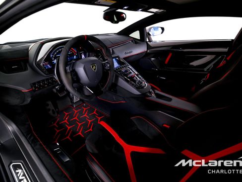 Used 2020 Lamborghini Aventador SVJ AWD/4WD image 13