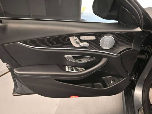 Used 2019 Mercedes-Benz E 300 4MATIC image 12