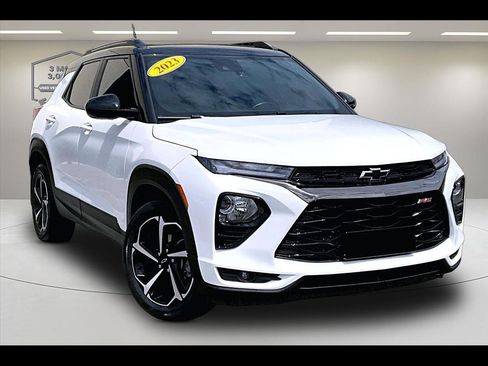 Used 2023 Chevrolet TrailBlazer RS w/ Sun and Liftgate Package image 1