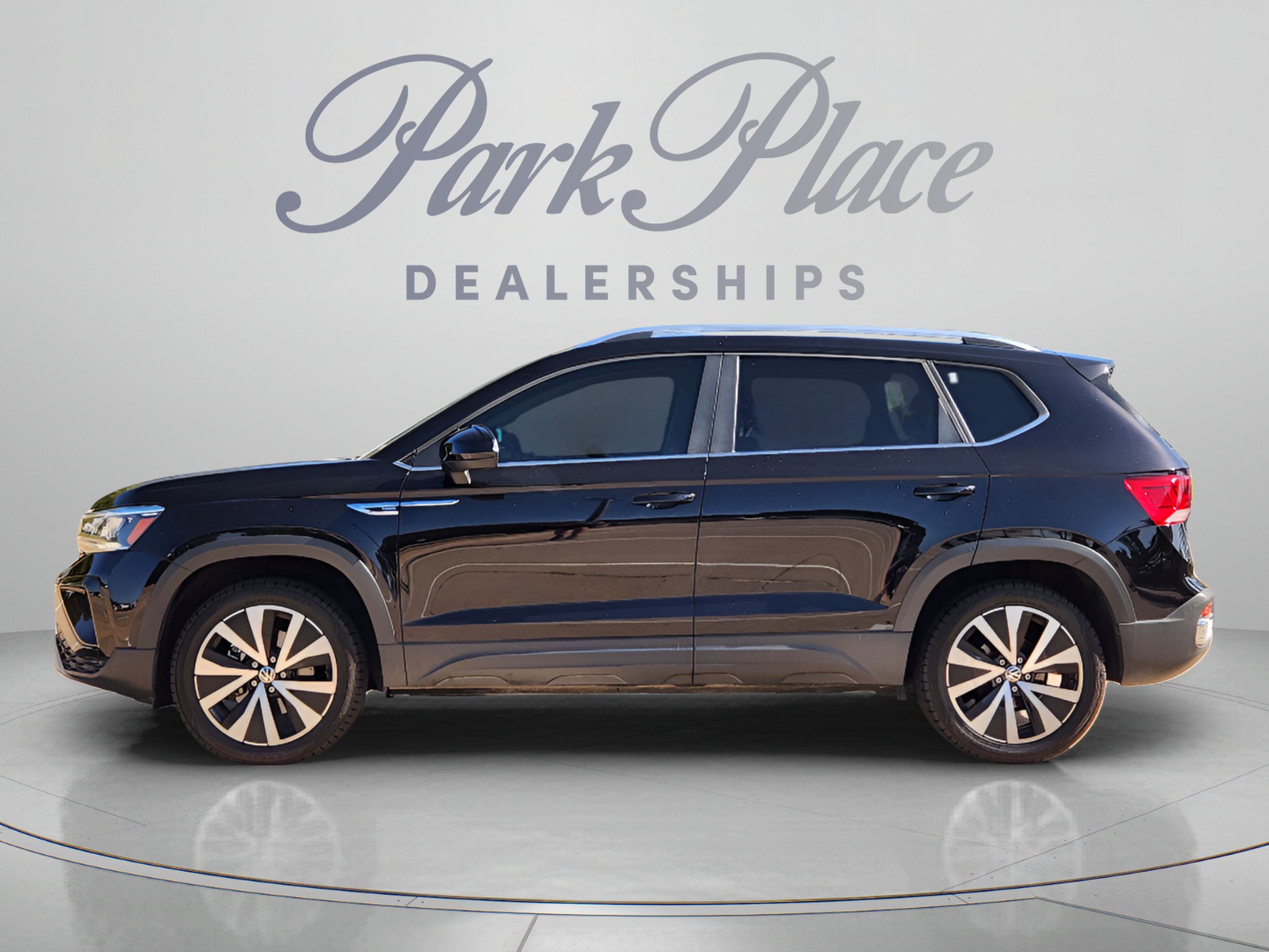 Used 2023 Volkswagen Taos SE w/ Panoramic Sunroof Package AWD/4WD image 2