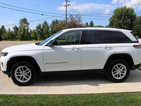Used 2023 Jeep Grand Cherokee Laredo AWD/4WD image 23