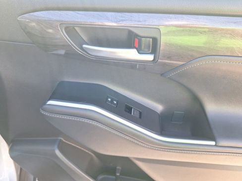 Used 2025 Toyota Highlander Limited image 36