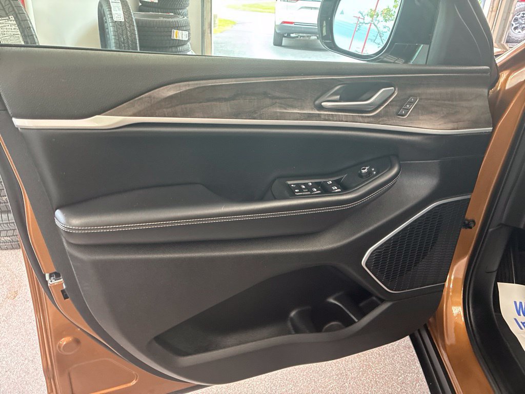 Used 2026 Jeep Grand Cherokee L Limited w/ Limited Altitude Package AWD/4WD image 10