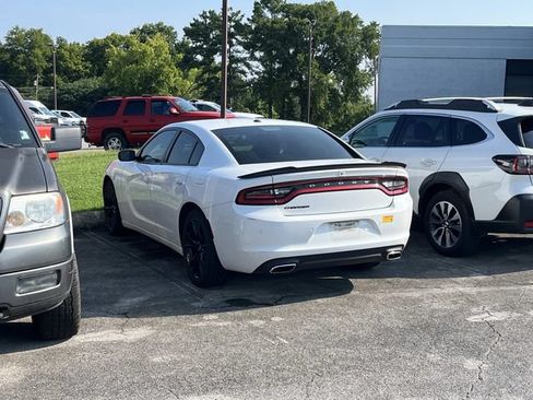 Used 2018 Dodge Charger SXT w/ Blacktop Package RWD image 4