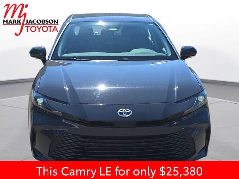 Used 2025 Toyota Camry LE image 3