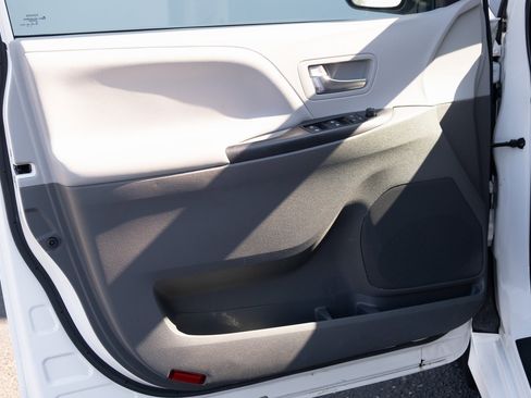 Used 2020 Toyota Sienna LE image 13