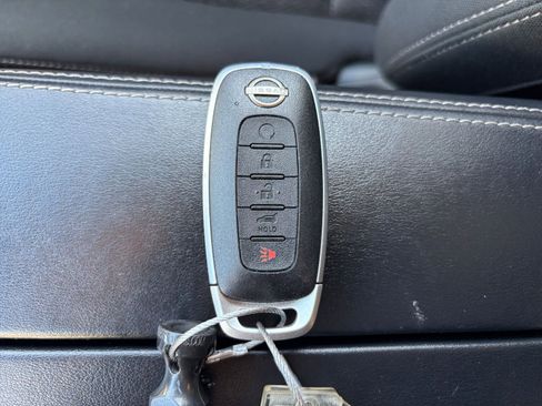 Used 2025 Nissan Rogue SV image 27