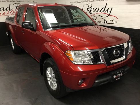 Used 2017 Nissan Frontier SV image 2