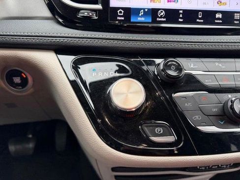 Used 2024 Chrysler Pacifica Select image 20