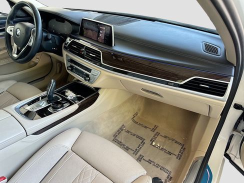 Used 2020 BMW 740i w/ Luxury Rear Seating Package RWD image 31