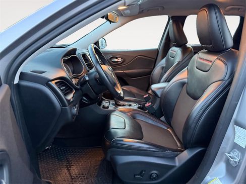 Used 2019 Jeep Cherokee Trailhawk image 11