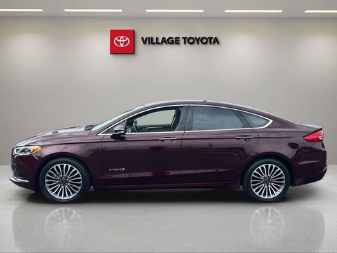 Used 2018 Ford Fusion SE w/ Equipment Group 602A FWD image 2