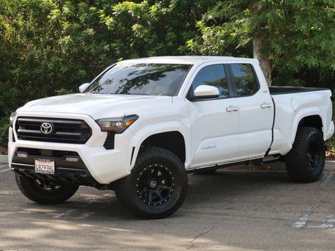 Used 2025 Toyota Tacoma SR5 AWD/4WD image 4