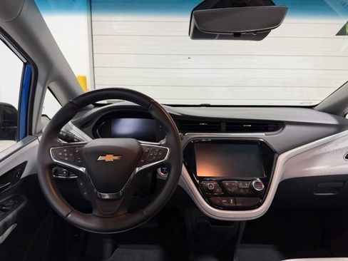 Used 2020 Chevrolet Bolt Premier w/ Infotainment Package FWD image 29
