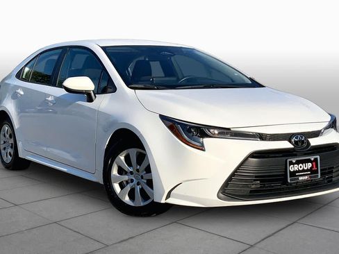 Used 2025 Toyota Corolla LE FWD image 3