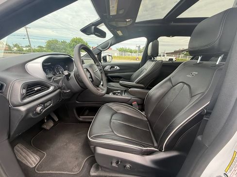 Used 2025 Chrysler Pacifica Limited FWD image 12