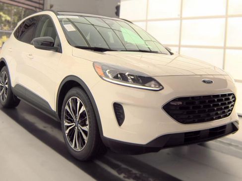 Used 2022 Ford Escape SE w/ SE Sport Appearance Package FWD image 2