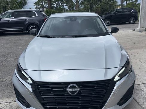 Used 2025 Nissan Altima 2.5 SV FWD image 2