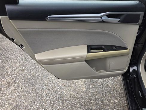 Used 2020 Ford Fusion SE FWD image 33