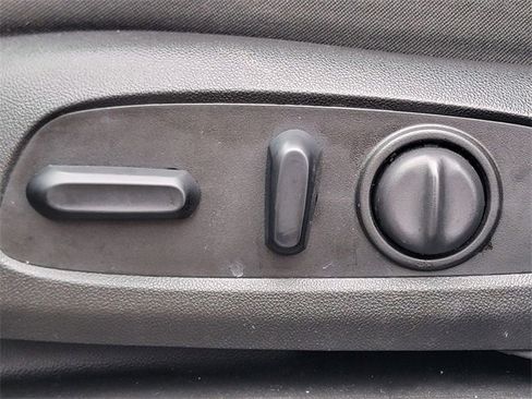 Used 2019 Chevrolet Equinox LT image 4