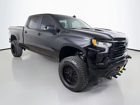 Used 2025 Chevrolet Silverado 1500 LT Trail Boss w/ Convenience Package II AWD/4WD image 4