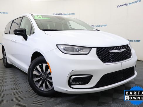 Used 2024 Chrysler Pacifica Select image 2