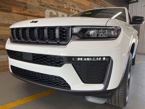 New 2026 Jeep Grand Cherokee L Limited w/ Limited Altitude Package AWD/4WD image 10