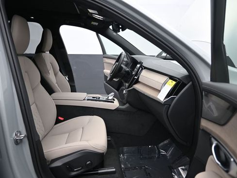 New 2026 Volvo XC90 B6 Plus w/ Protection Package Premier image 14