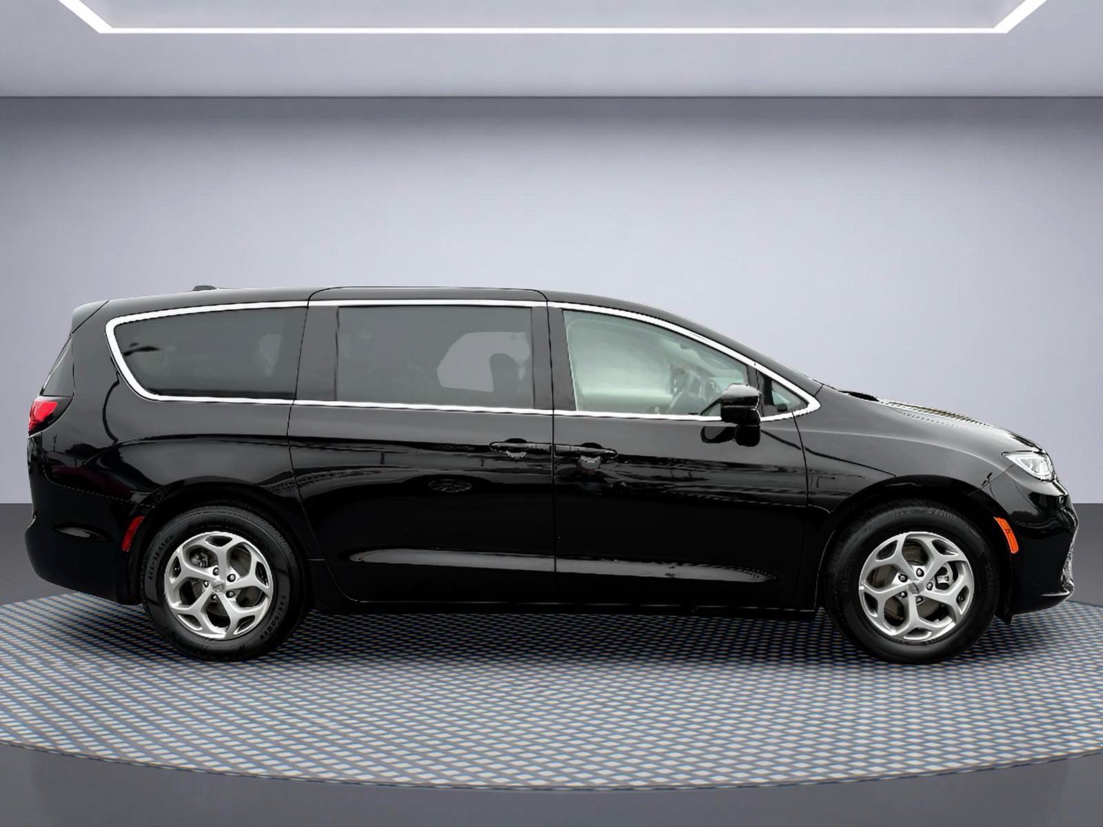 Used 2024 Chrysler Pacifica Limited FWD image 10