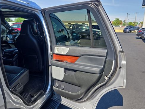 Used 2022 Lincoln Navigator Reserve AWD/4WD image 16