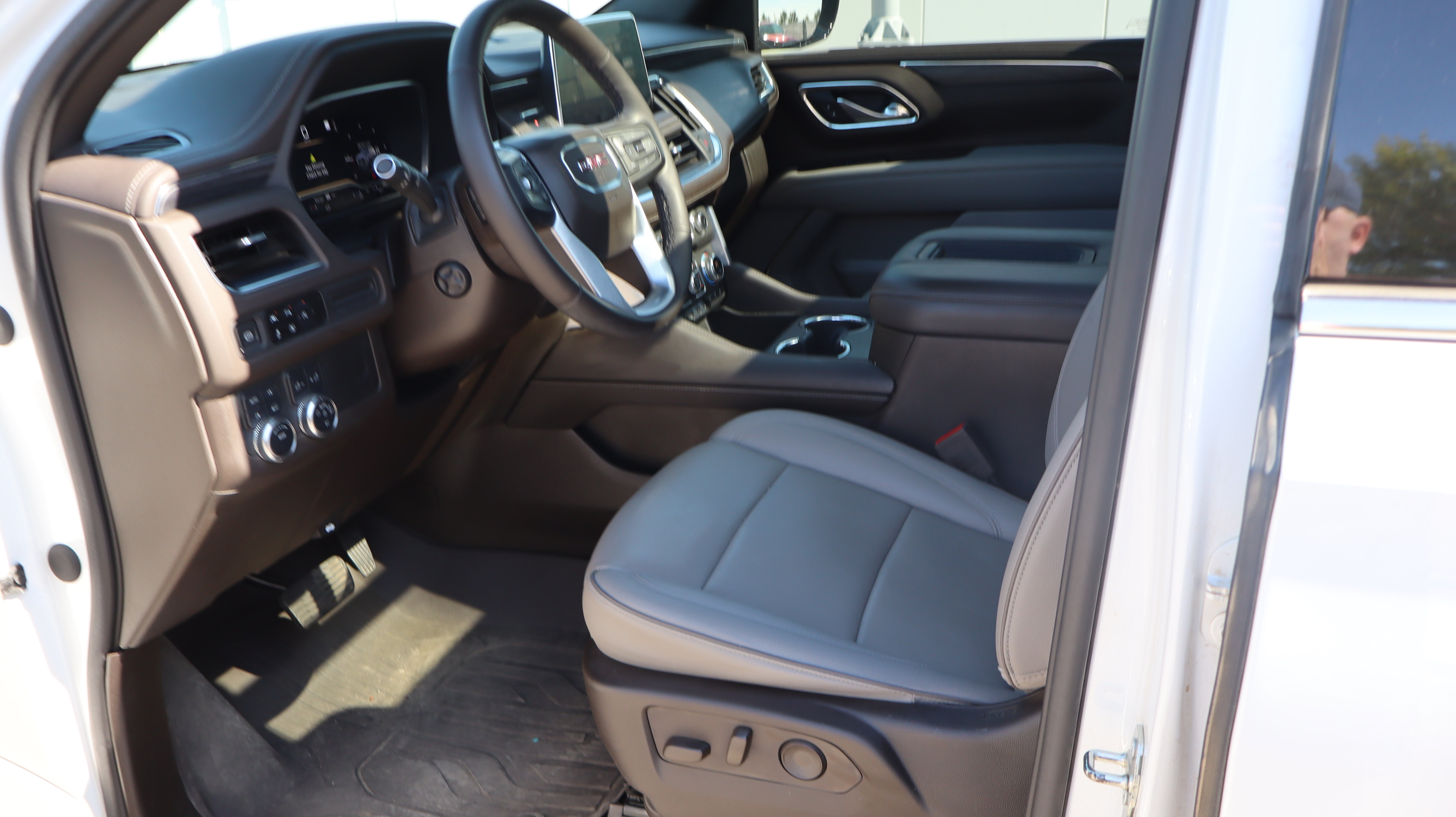Certified 2023 GMC Yukon SLT w/ SLT Premium Package AWD/4WD image 7