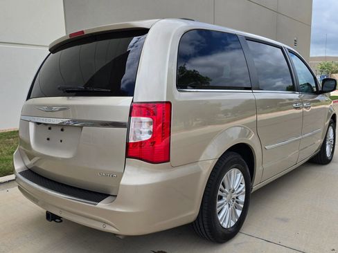 Used 2016 Chrysler Town & Country Limited FWD image 7