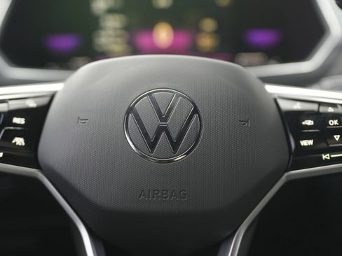 Certified 2022 Volkswagen Tiguan SE R-Line image 21