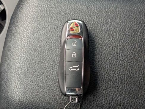 Used 2023 Porsche Macan AWD/4WD image 32
