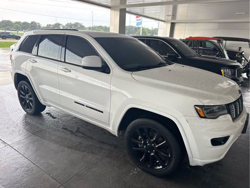 Used 2021 Jeep Grand Cherokee Laredo X AWD/4WD image 4
