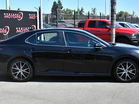 Used 2023 Toyota Camry SE FWD image 9