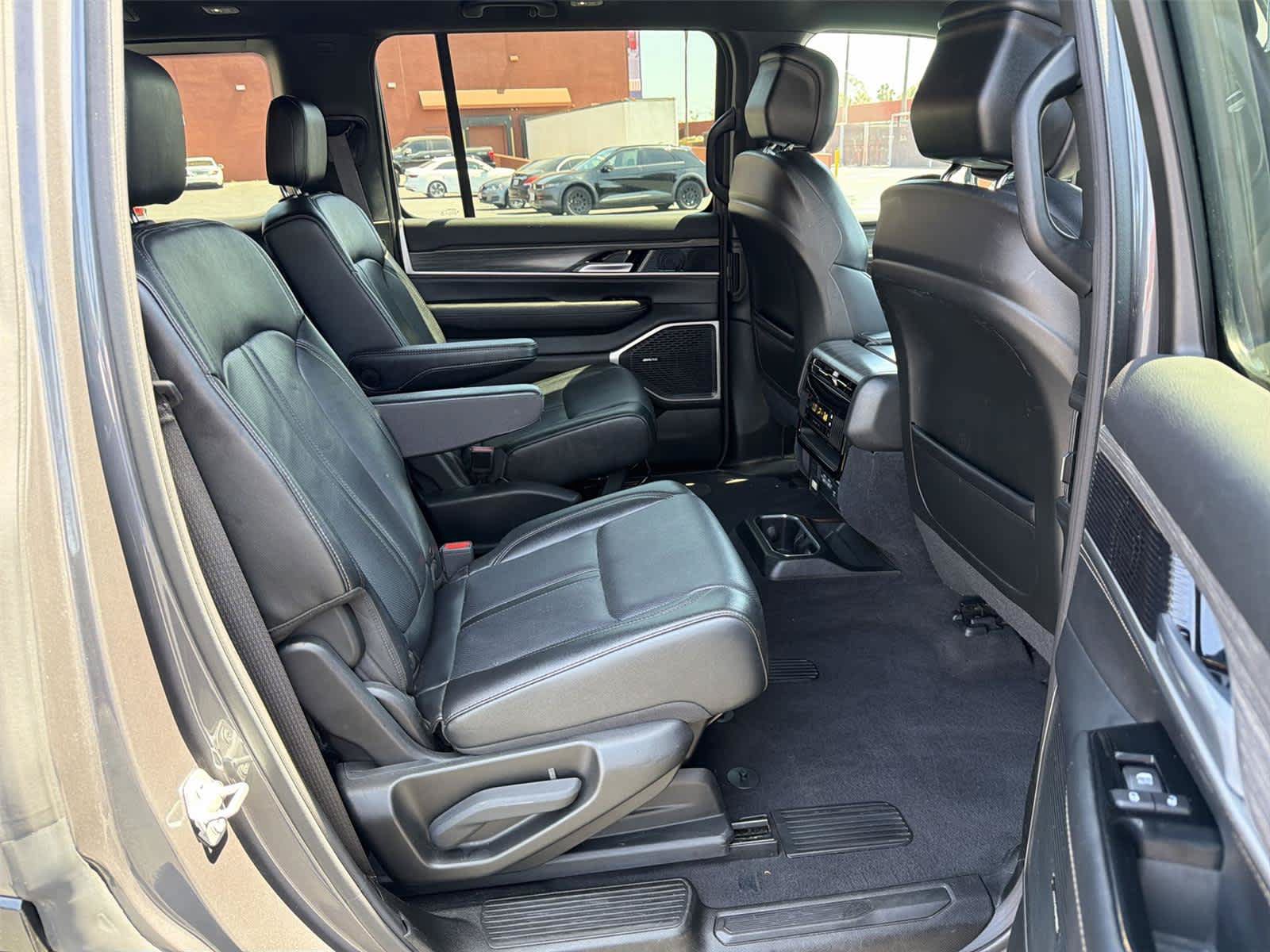 Used 2024 Jeep Wagoneer Series III AWD/4WD image 14